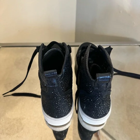 Women’s Sneaker - Picture 4 of 5